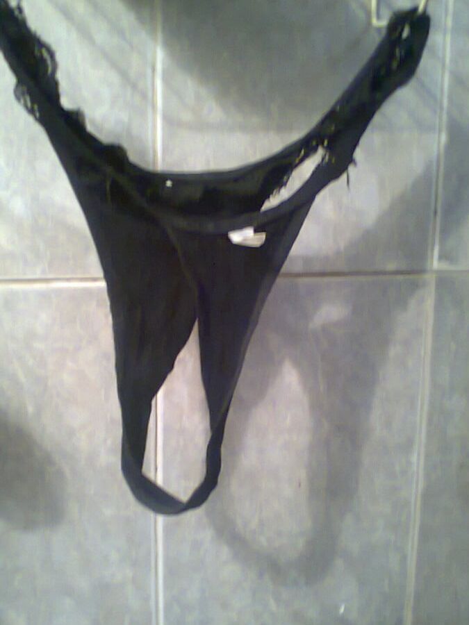 La tanga negra de mi esposa. - My wife&;s black thong.