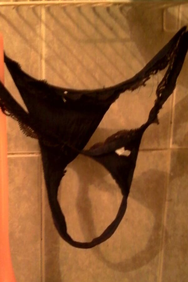 La tanga negra de mi esposa. - My wife&;s black thong.