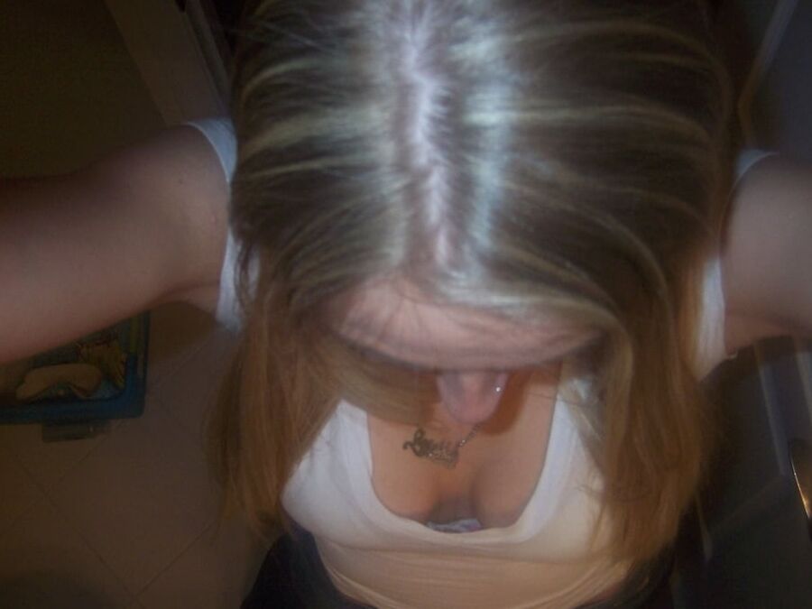 Petite amie blonde