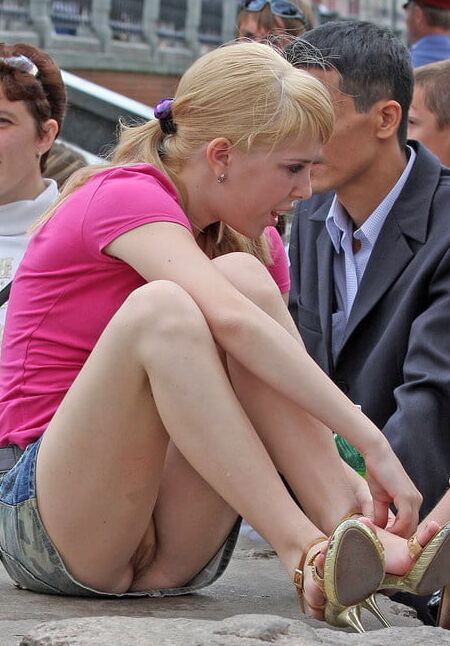 Upskirt pussy public no pantie