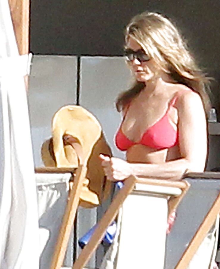 Jennifer Aniston&;s sexy and hot feet