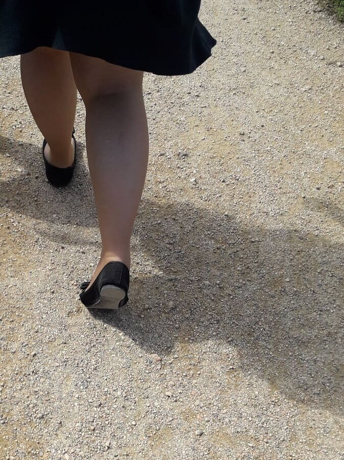 promenade en jupe, bas chair et ballerines pt