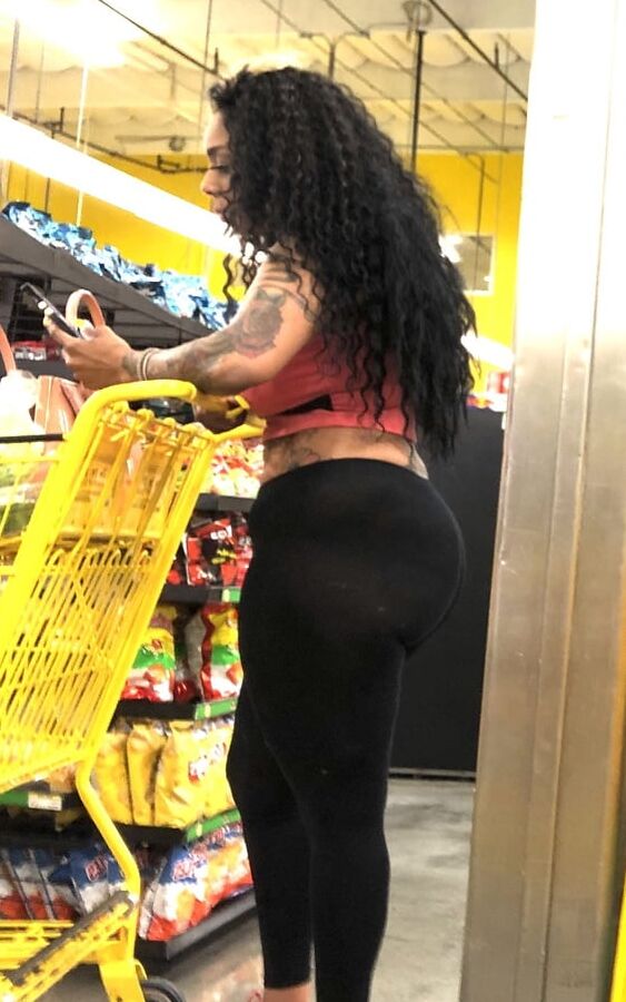 Black whore showing her ass