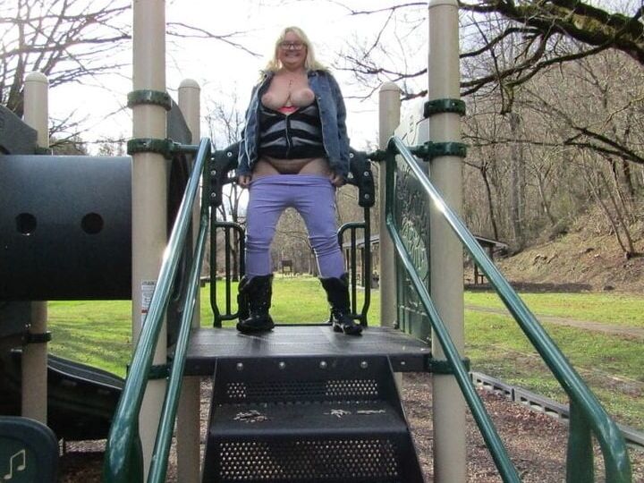 BBW blonde granny exposes herself