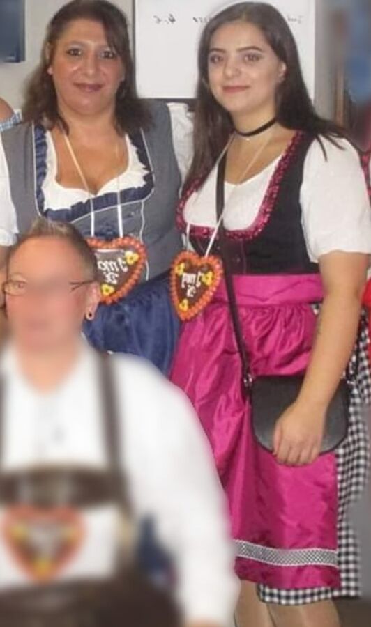 Trashige Italo-MILF steht auf dicke Dildos!