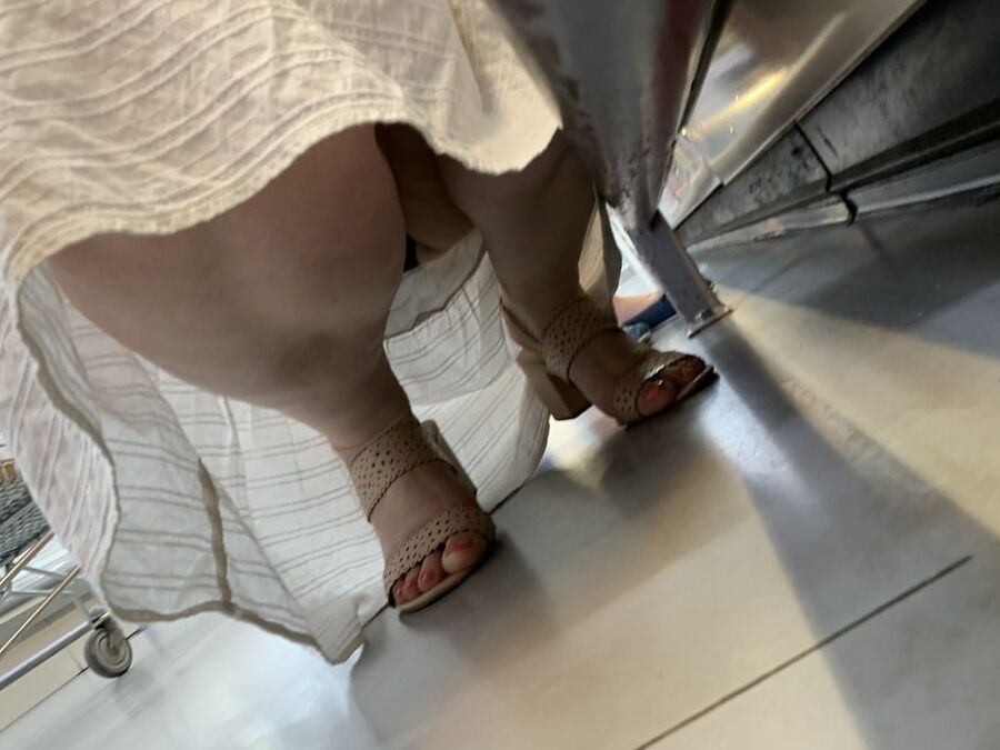 Mature seat down. Upskirt