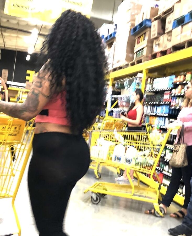 Black whore showing her ass