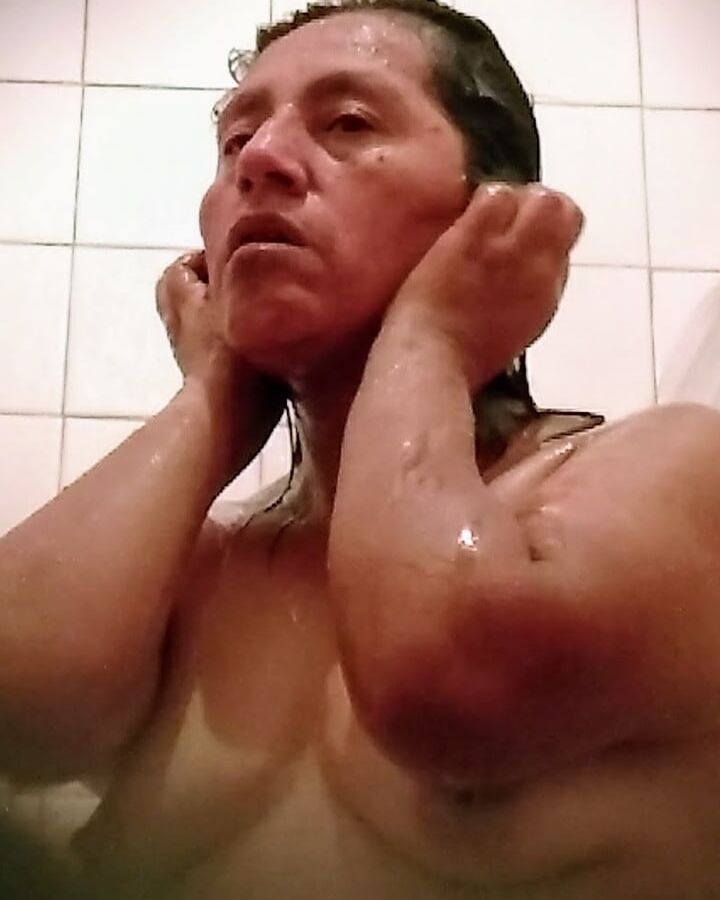 Mature un the shower