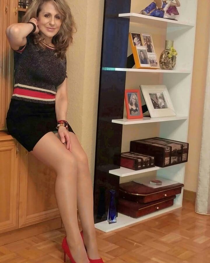 Hot amateur mature in horny short dress
