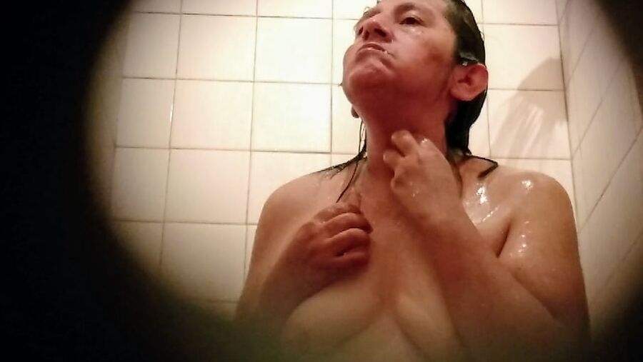 Mature un the shower