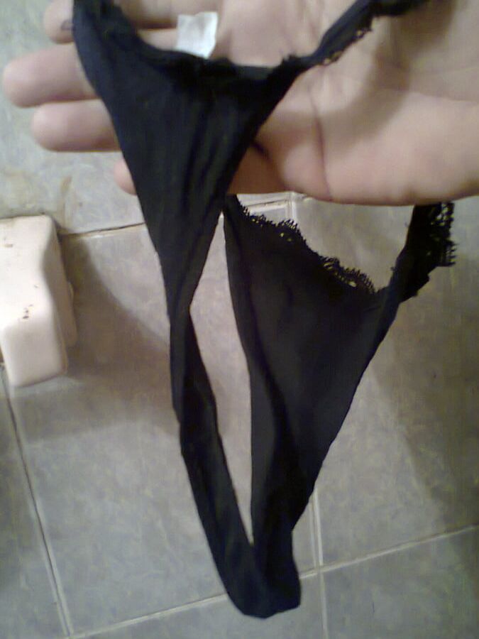La tanga negra de mi esposa. - My wife&;s black thong.