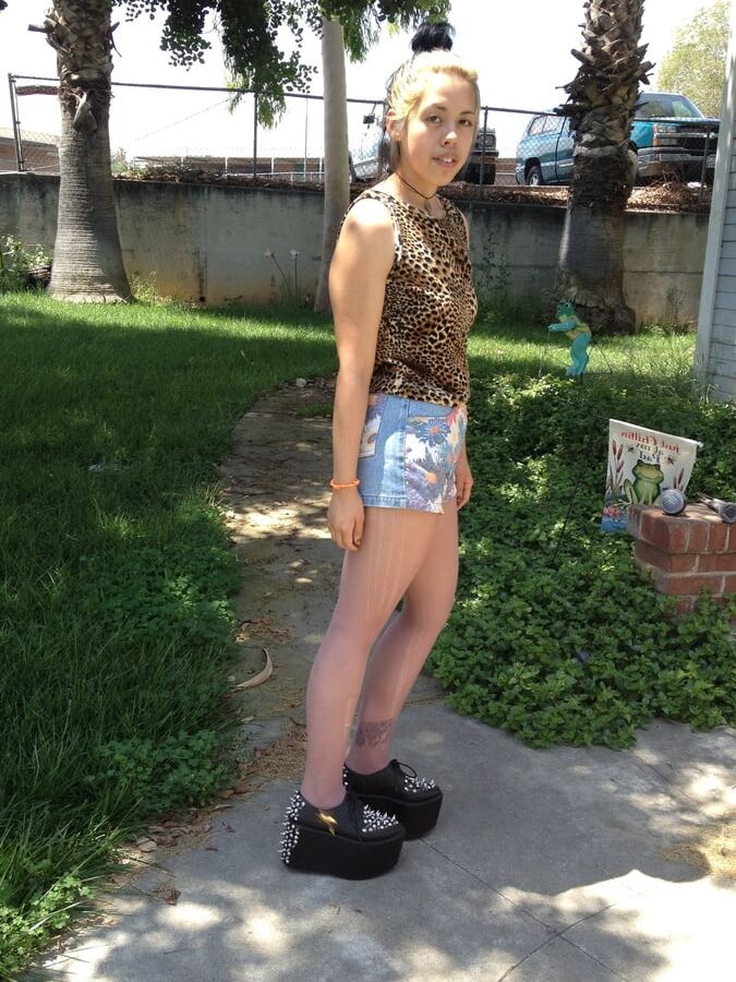Asian Fashionista in Pantyhose