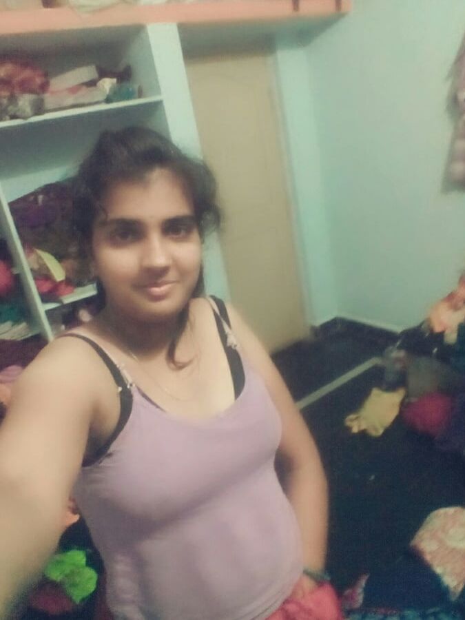 Desi hot girl shows her pussy