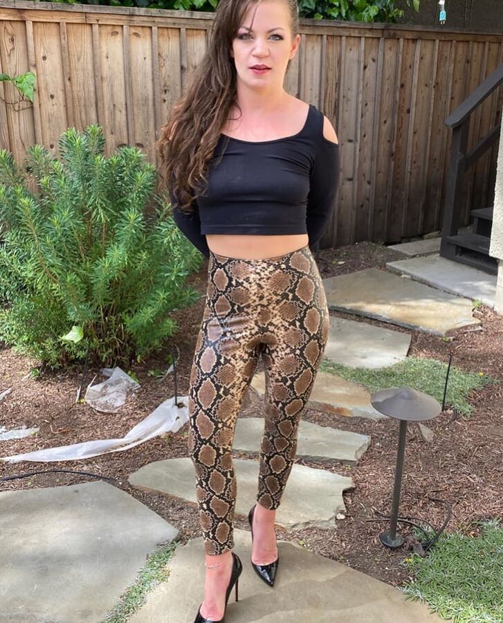 Amateur MILF Lexie in very thight leather pants