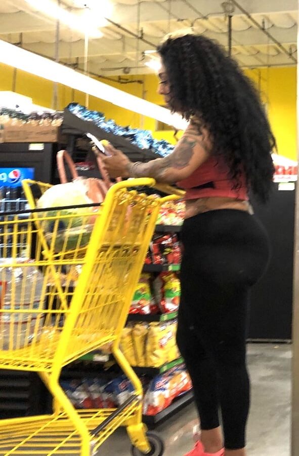 Black whore showing her ass