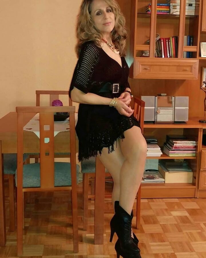 Hot amateur mature in horny short dress
