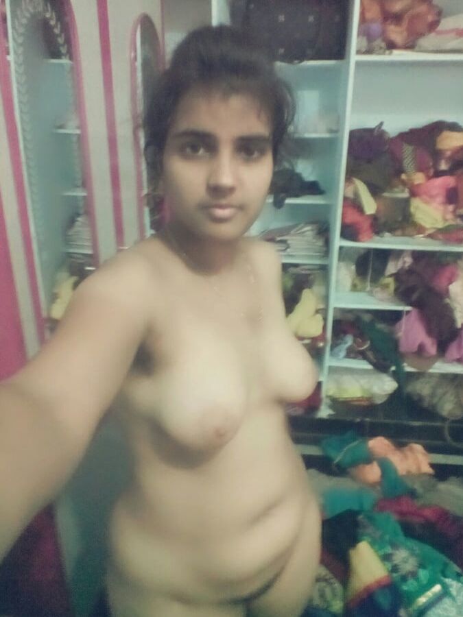 Desi hot girl shows her pussy
