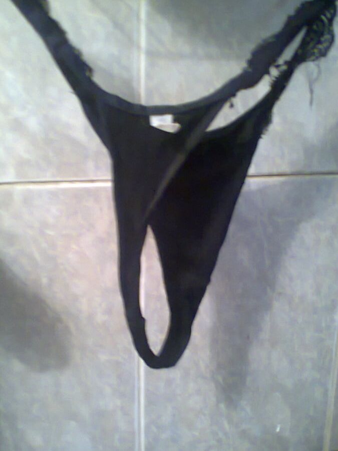 La tanga negra de mi esposa. - My wife&;s black thong.