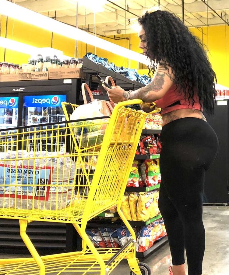 Black whore showing her ass