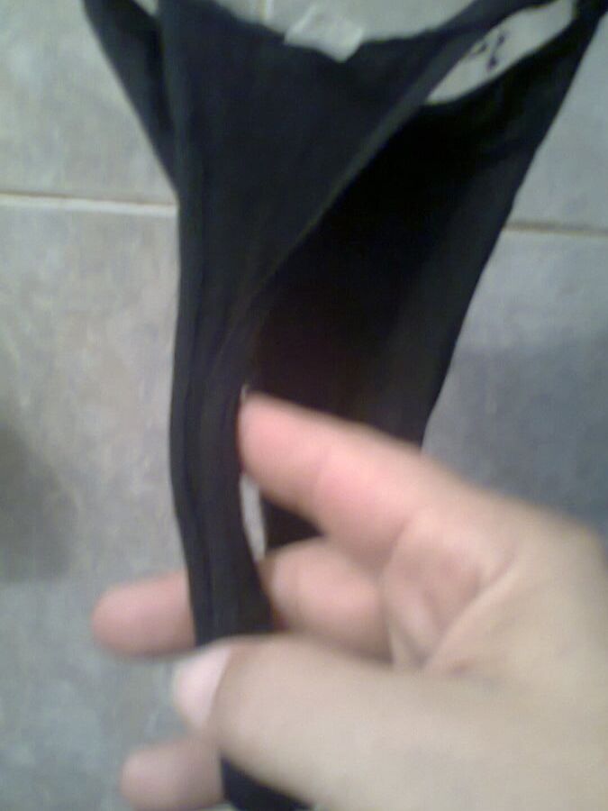 La tanga negra de mi esposa. - My wife&;s black thong.
