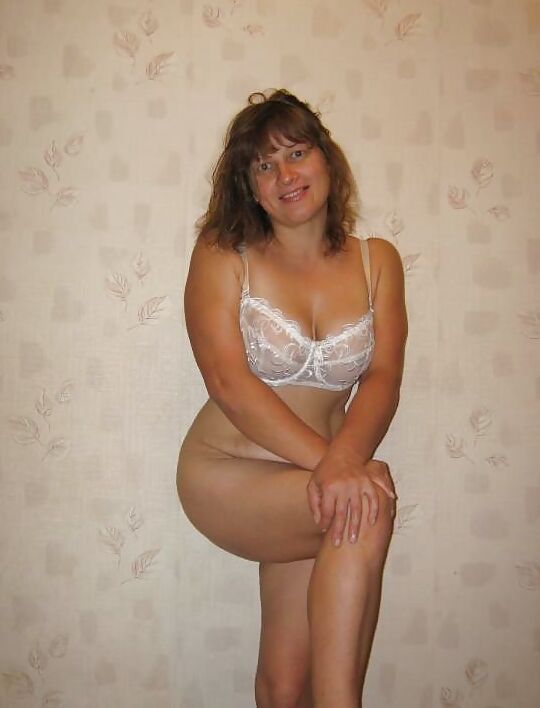 Mature fat woman posing on the bed