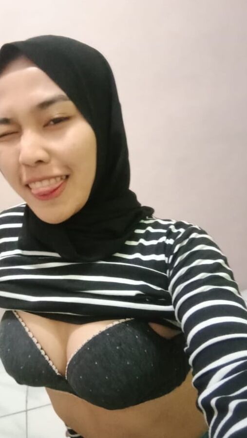 Tudung Melayu Exhibitionist