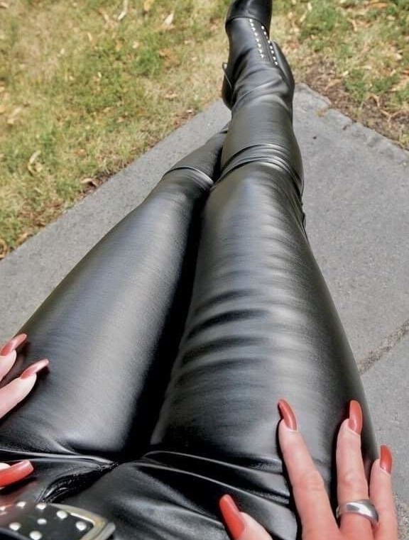 LaTeX leggings
