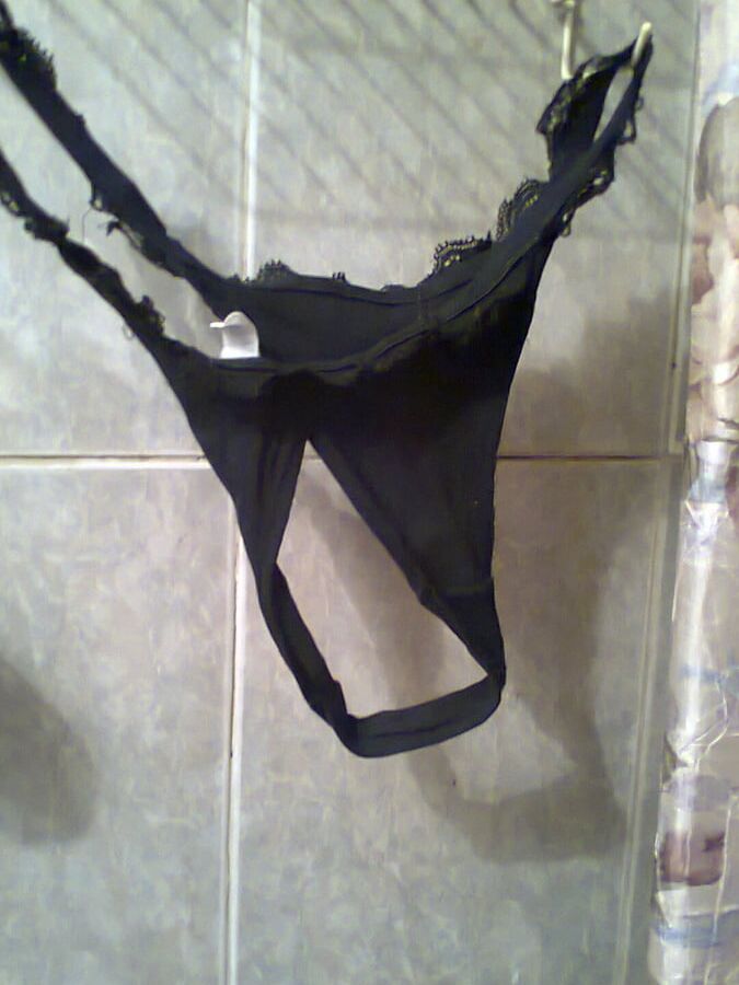 La tanga negra de mi esposa. - My wife&;s black thong.