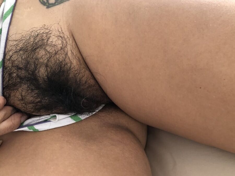 Fat hairy Latina pussy, comment !