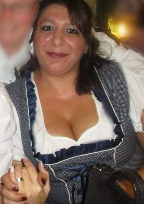 Trashige Italo-MILF steht auf dicke Dildos!