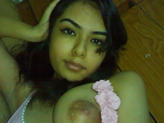 Bonita morena con tetotas