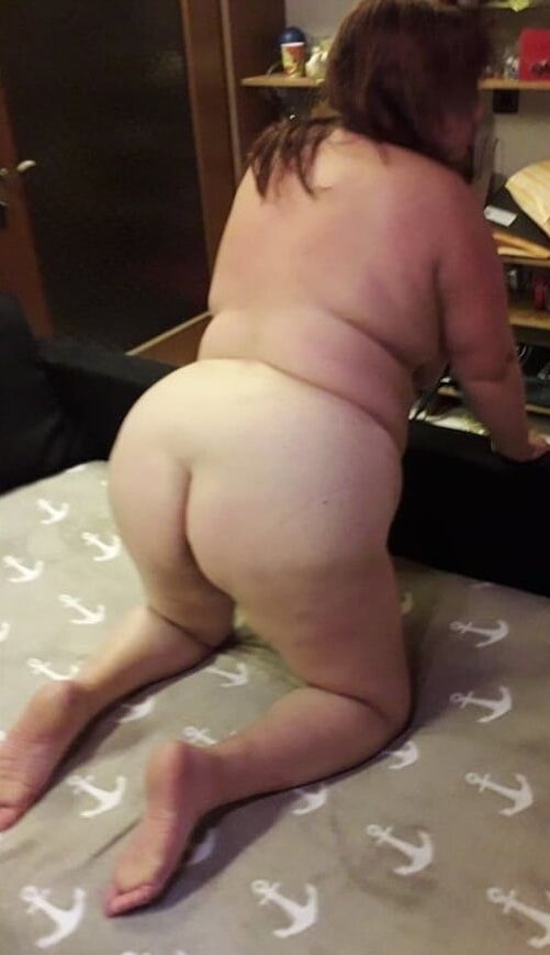 BBW showing off her fat ass.