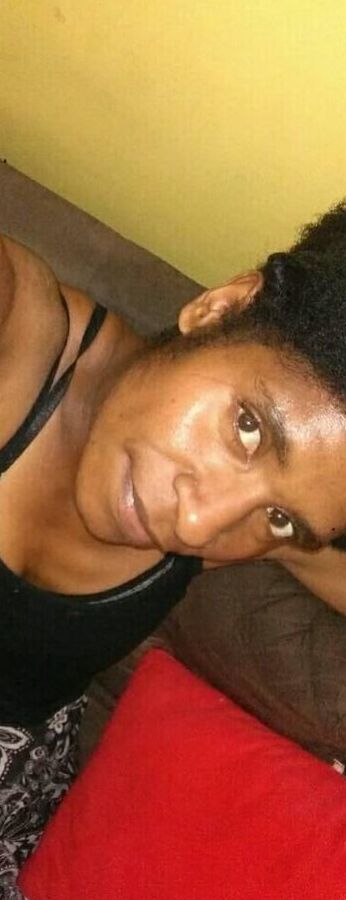 Skinny PNG momma pose