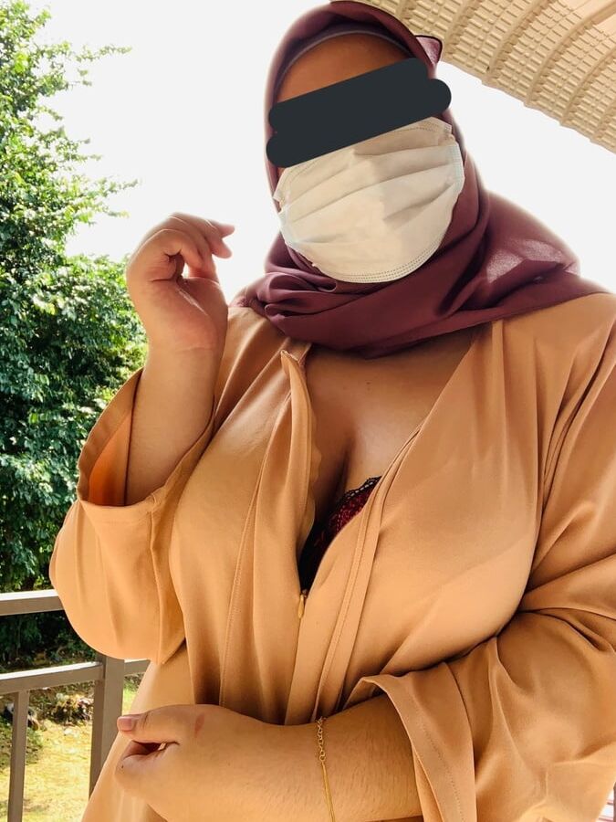 Tudung Melayu Exhibitionist