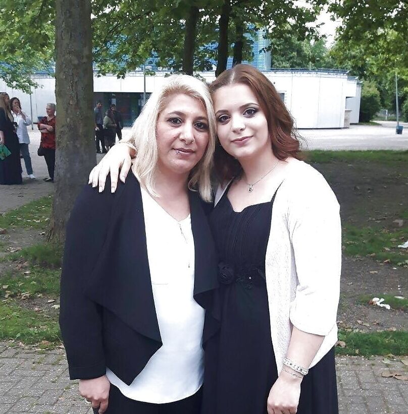 Trashige Italo-MILF steht auf dicke Dildos!
