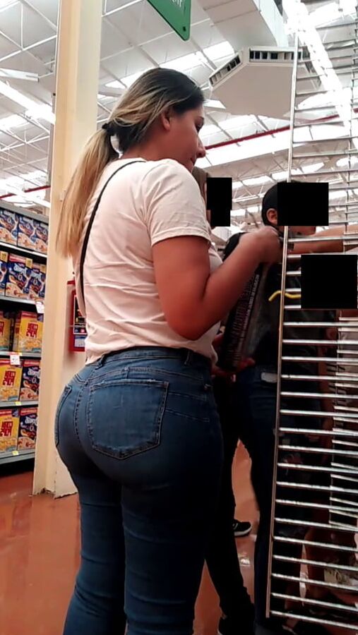 Milf riquisima con unas mega nalgotas de compras en walmart