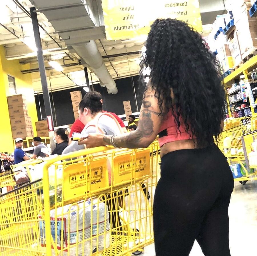 Black whore showing her ass
