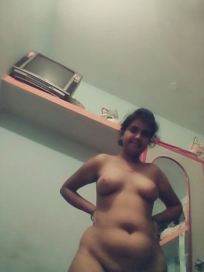 Desi hot girl shows her pussy