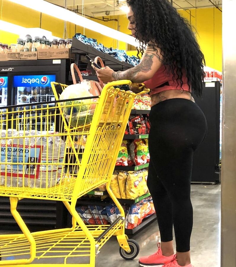 Black whore showing her ass