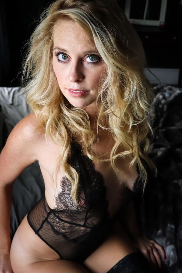 Boudoir (Lovely Blonde)