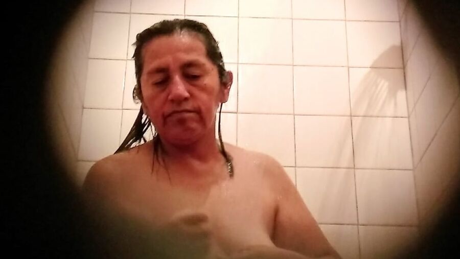 Mature un the shower