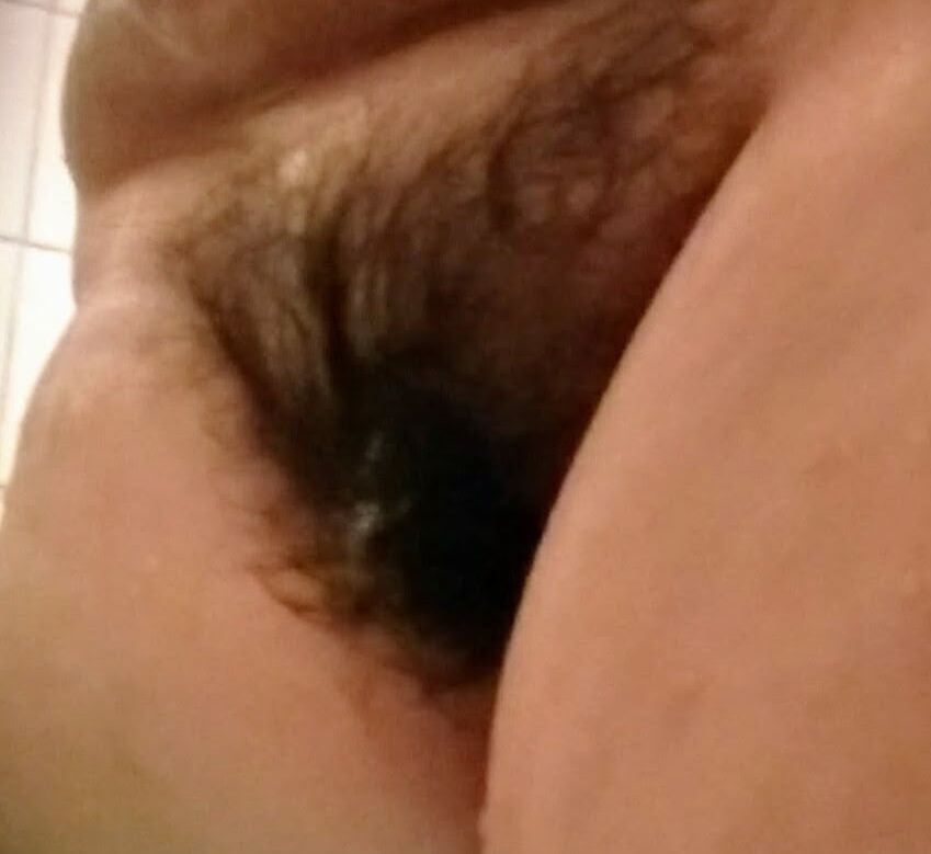 Mature un the shower