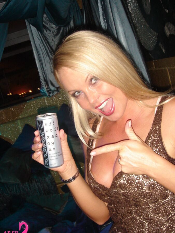 la blonde a grosses mamelles de l&;ouest big tits