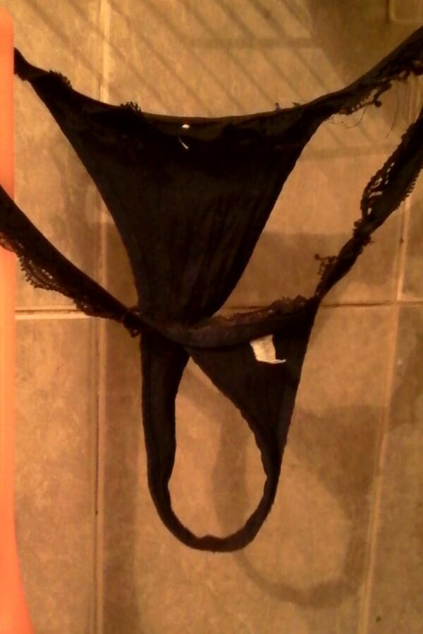 La tanga negra de mi esposa. - My wife&;s black thong.
