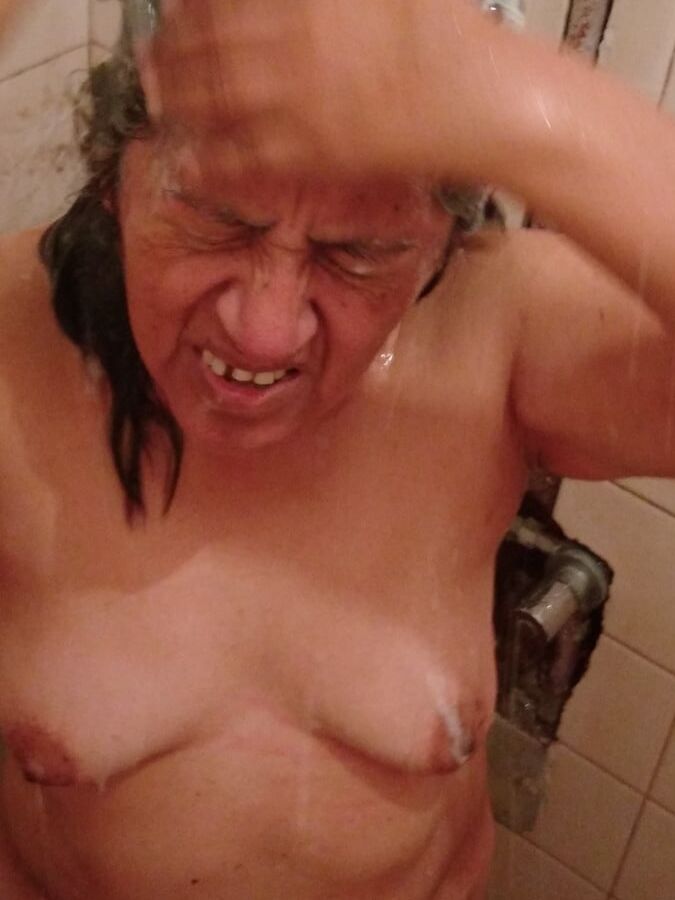 Mature un the shower