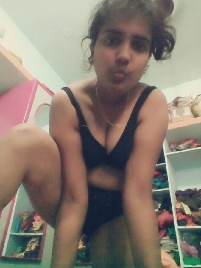 Desi hot girl shows her pussy