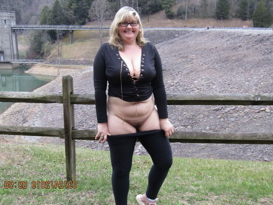 BBW blonde granny exposes herself
