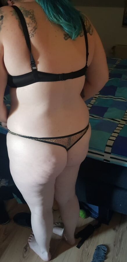 Sie in Slip und BH
