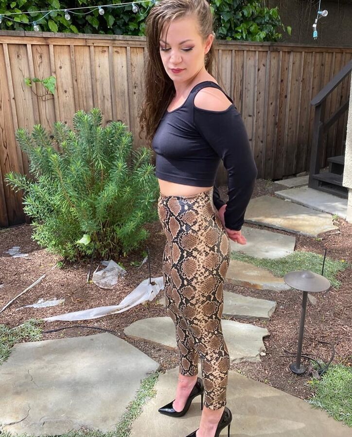 Amateur MILF Lexie in very thight leather pants