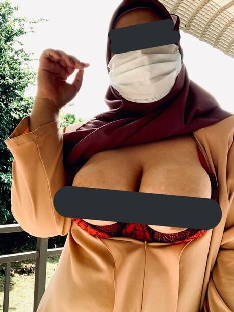 Tudung Melayu Exhibitionist